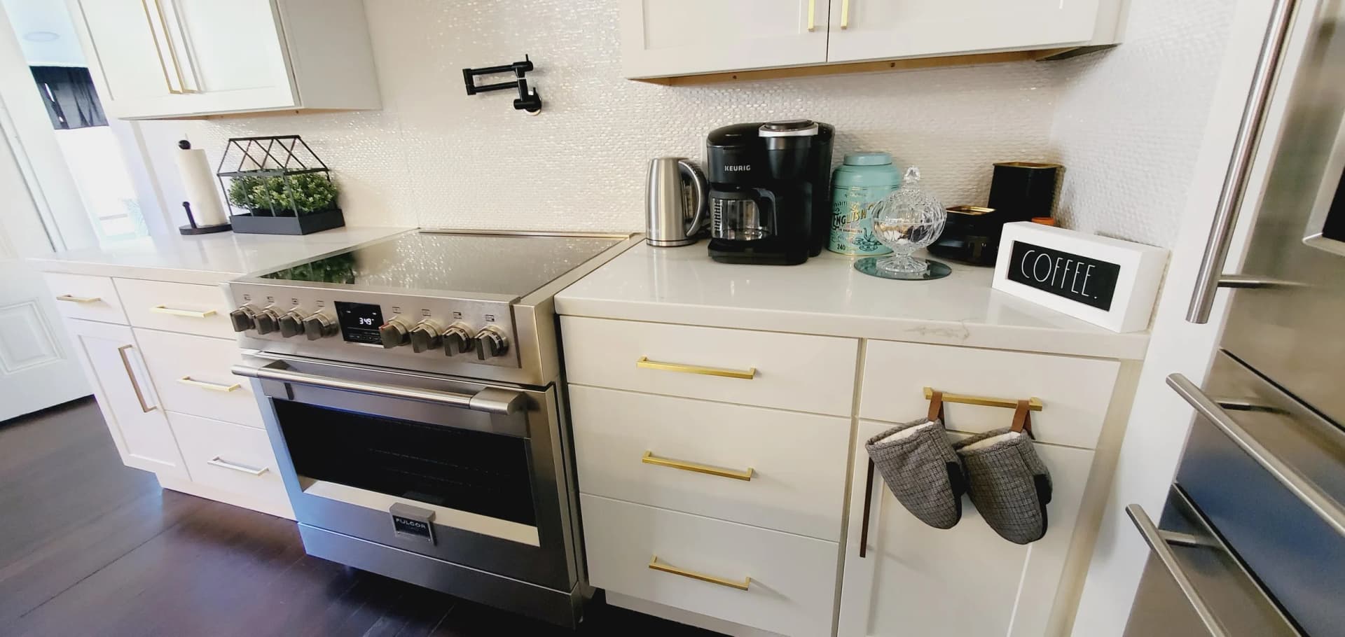 Modern kitchen with white cabinetry - Benicia Airbnb